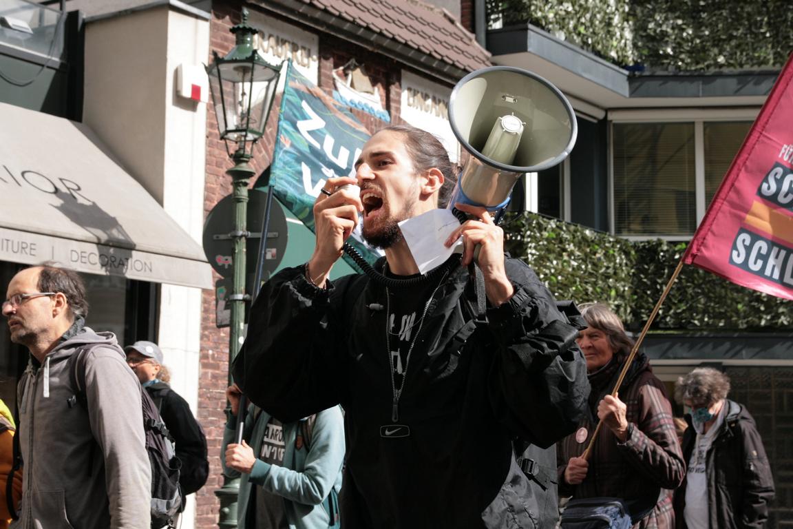 Ein Aktivist auf einer Demonstration ruft in ein Megafon