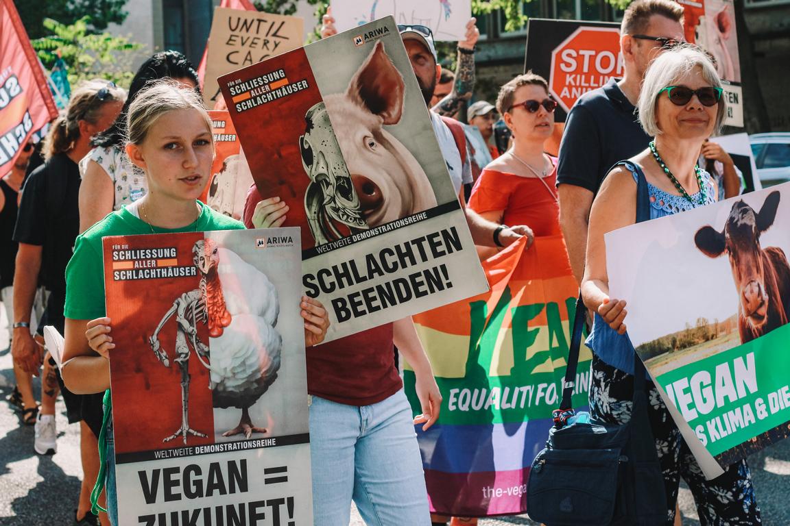 Demonstratinnen halten Demoschilder auf denen steht "Vegan = Zukunft!" und "Schlachten Beenden!"